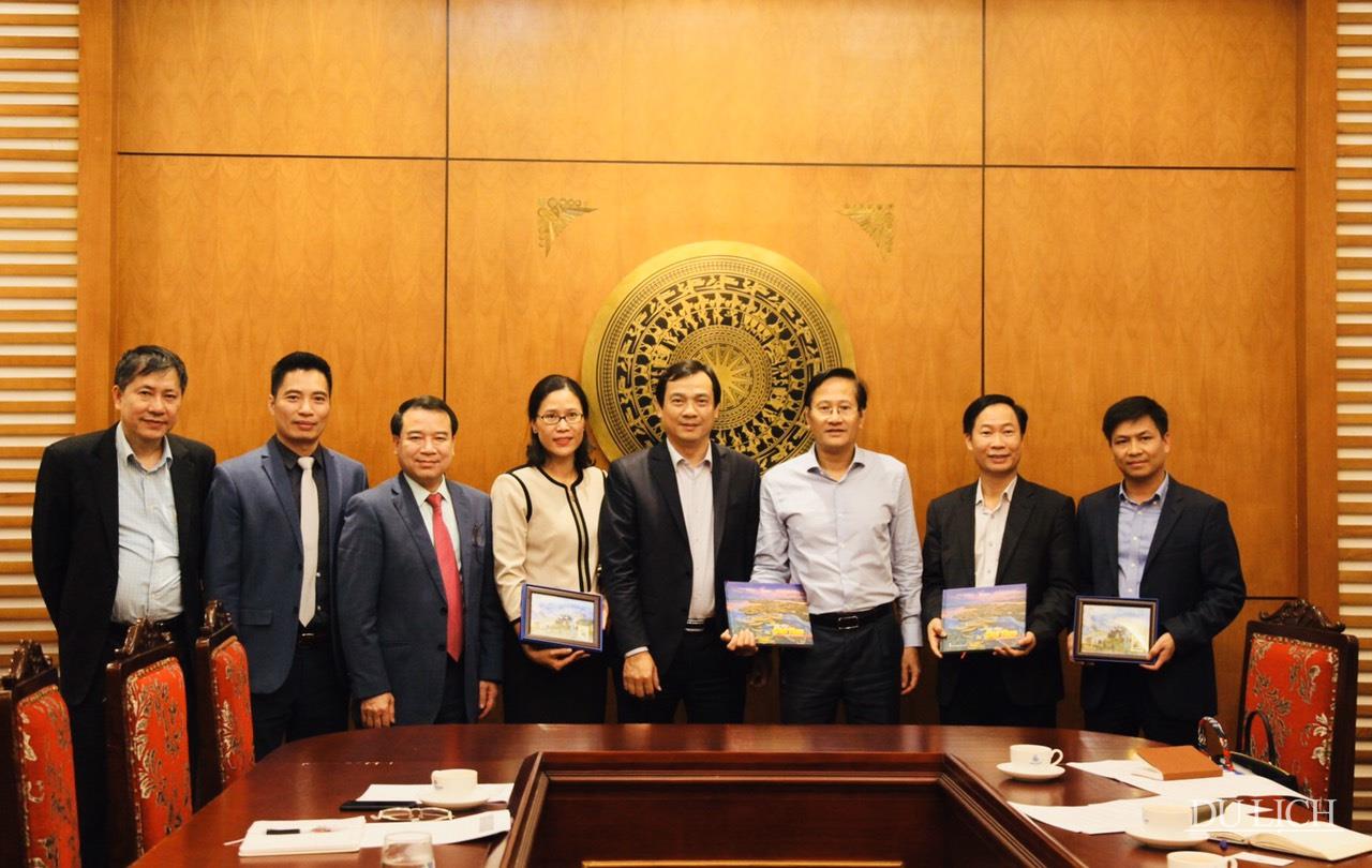 Tổng cục trưởng TCDL Nguyễn Trùng Khánh tặng quà lưu niệm các tân Đại sứ Việt Nam tại các nước Bắc Âu